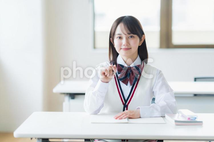 教室で勉強する学生 高校生,笑顔,学生の写真素材