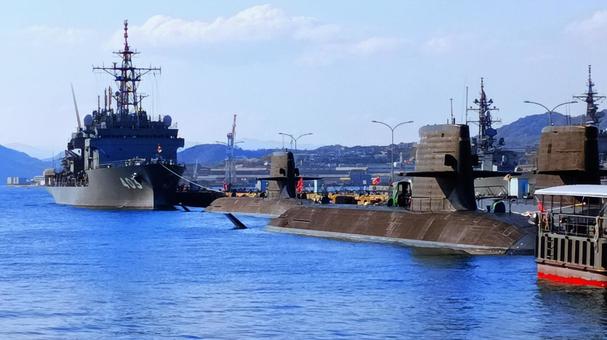 海上自衛隊呉基地に停泊中の艦船 海上自衛隊呉基地に停泊中の艦船 海上自衛隊呉基地,停泊,艦船の写真素材
