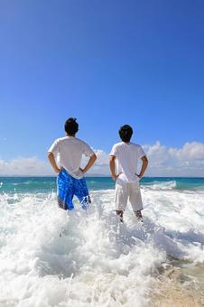 南国の美しい海で寛ぐ二人の男性 南国の美しい海で寛ぐ二人の男性 波,海,風景の写真素材
