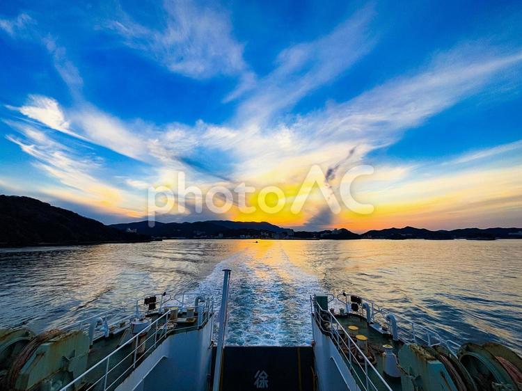 伊勢湾フェリーからの風景01 伊勢湾,フェリー,夕焼けの写真素材