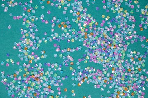 緑背景の虹色に輝く小さな宝石 緑背景の虹色に輝く小さな宝石の写真