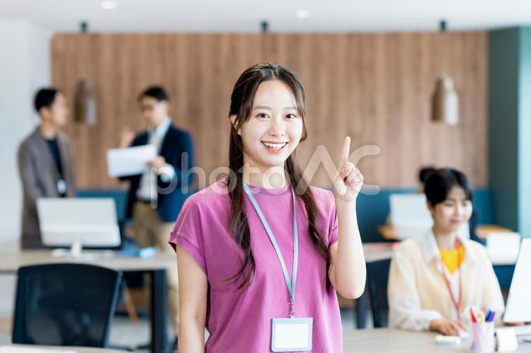 オフィスで働くビジネスウーマン ビジネスウーマン,笑顔,若い女性の写真素材