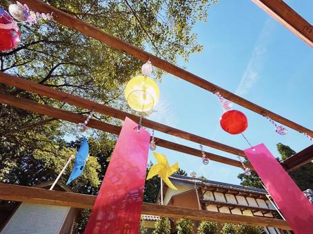 太陽光で輝く風鈴と青空 太陽光で輝く風鈴と青空の写真