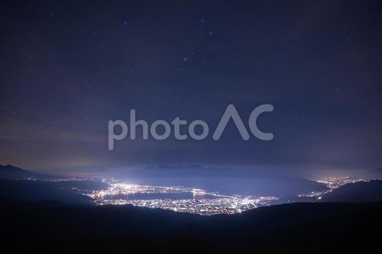諏訪盆地の夜景と星空 諏訪盆地,諏訪湖,夜景の写真素材