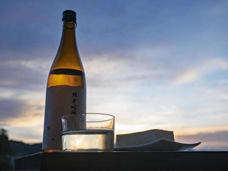 夕暮れに寄り添う純米の肴 夕暮れに寄り添う純米の肴 夕焼け,日本酒,純米酒の写真素材