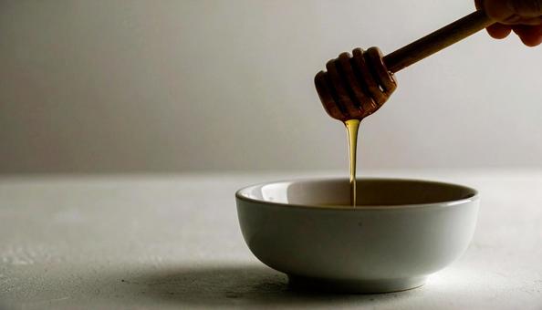 はちみつをハニーディッパーですくうの写真