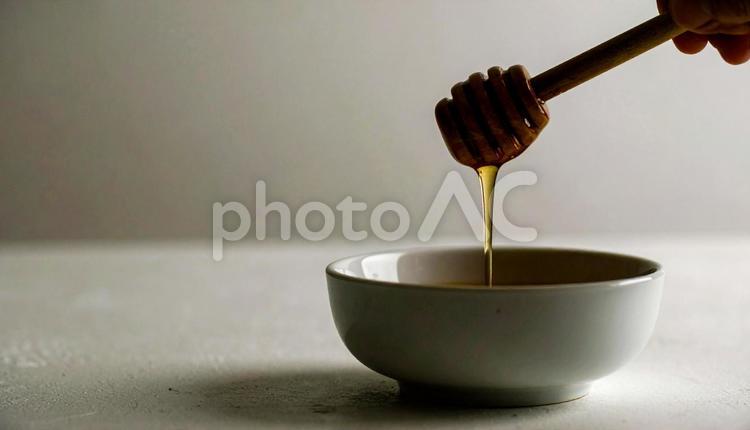はちみつをハニーディッパーですくう 蜂蜜,ハニー,健康食品の写真素材