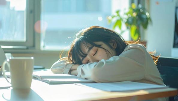 うたた寝する女性 うたた寝する女性の写真