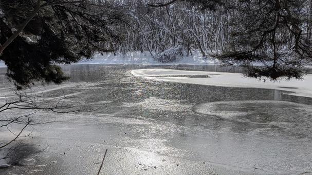 凍りかけた湖面の風景 湖,真冬,凍りの写真素材