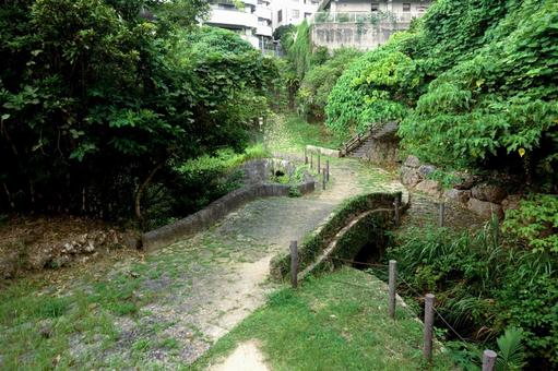 中頭方西海道安波茶橋と石畳道 中頭方西海道安波茶橋と石畳道の写真