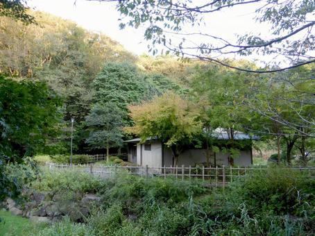 10月の鎌倉中央公園、下池付近の風景 建物,小屋,公衆トイレの写真素材