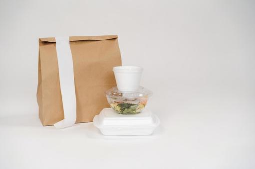 レシートのついた紙袋と料理の入ったパック 配達,フードデリバリー,デリバリーの写真素材