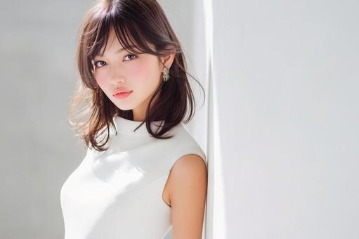 白いトップスを着た日本人女性 白いトップスを着た日本人女性の写真