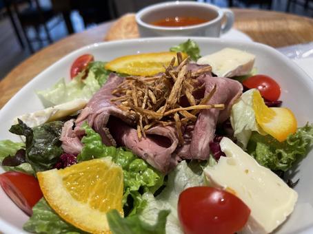 肉とチーズの乗ったヘルシーサラダランチ 肉とチーズの乗ったヘルシーサラダランチの写真
