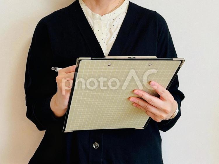 点検・検査項目をチェックする女性 調査,点検,検査の写真素材
