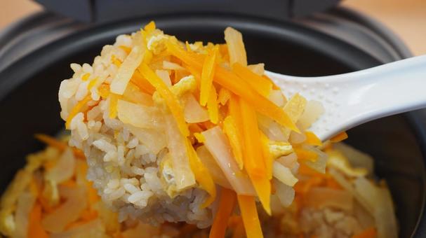 自家製・大根と人参の炊き込みご飯・混ぜる 大根と人参の炊き込みごはん,自家製,混ぜるの写真素材