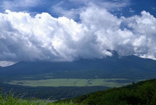 山梨県平尾山富士山を眺めるも雲に隠れてる 山梨県平尾山富士山を眺めるも雲に隠れてるの写真