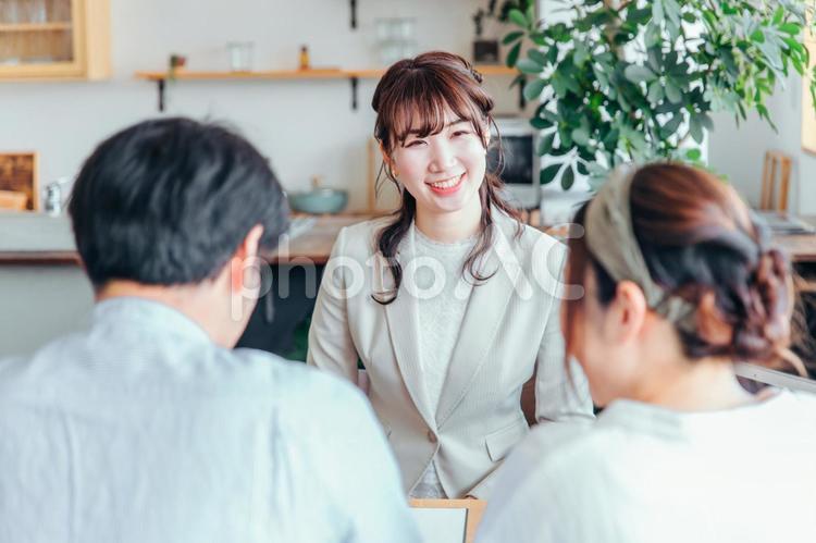 夫婦と打ち合わせするビジネスウーマン 相談,カウンセリング,ミーティングの写真素材