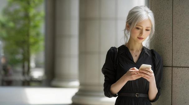 スマートフォンを操作する女性 スマートフォンを操作する女性の写真