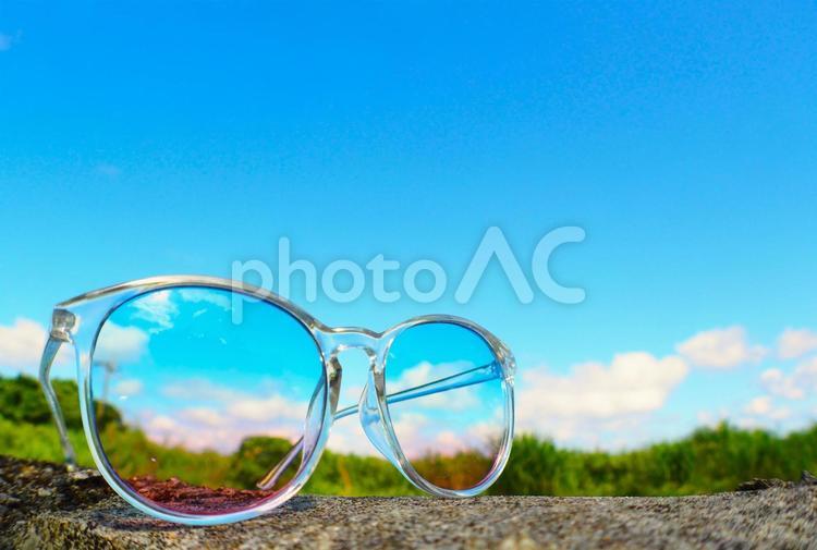 夏空と雲とグラデーションのあるサングラス 保護,紫外線,サングラスの写真素材