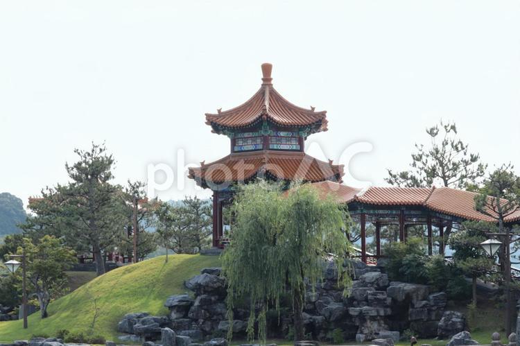 昼下がりの青空に立つ中国庭園燕趙園の建物 庭園,中国庭園,燕趙園の写真素材