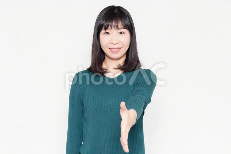 握手で手を差し出す女性 女性,ビジネス,握手の写真素材