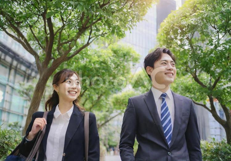 新緑の下を歩く若い会社員、就活生 ビジネス,会社員,ビジネスパーソンの写真素材