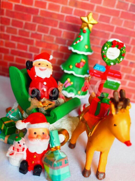 ミニチュア雑貨　クリスマス―配達に行くよ！（縦） ミニチュア,雑貨,クリスマスの写真素材