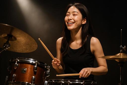 笑顔でドラムを演奏する女性のポートレート 笑顔でドラムを演奏する女性のポートレートの写真