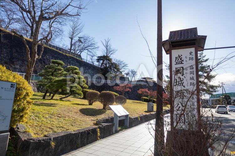 冬の12月の枯れ木と盛岡城跡公園入口標 盛岡,冬,12月の写真素材