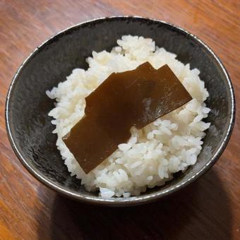 R7.09.30 こまち昆布ご飯の茶碗飯 R7.09.30 こまち昆布ご飯の茶碗飯の写真