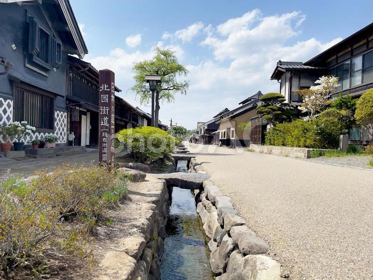 歴史ある北国街道の町並みと清らかな水路 北国街道,海野宿,水路の写真素材