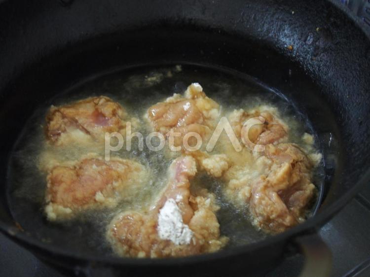唐揚げを揚げる 唐揚げ,揚げ物,鶏肉の写真素材