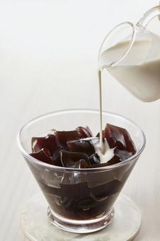 コーヒーゼリーにミルクをかける コーヒーゼリーにミルクをかける コーヒーゼリー,ミルク,かけるの写真素材