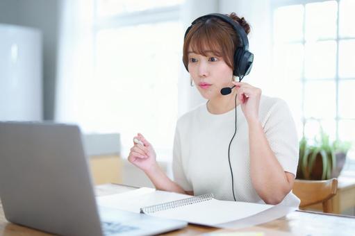 ヘッドセットのマイクを触り驚く女性 女性,ノートパソコン,見るの写真素材