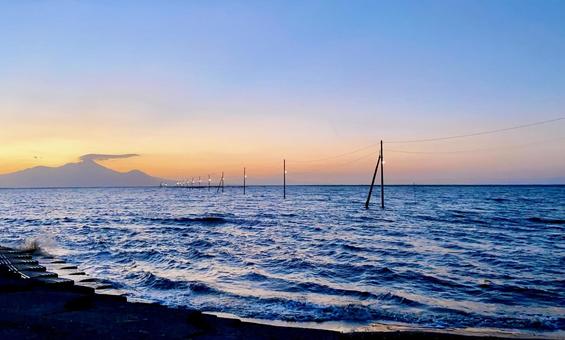 夕暮れどきの海への道 夕暮れどきの海への道の写真