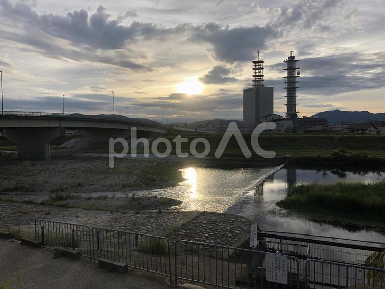 京都　鴨川と夕日　愛宕山 夕日,夕焼け,夕暮れの写真素材