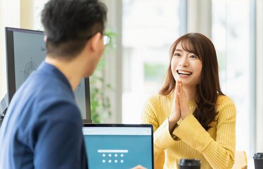 ミーティングをする男女2人のビジネスマン ミーティングをする男女2人のビジネスマンの写真