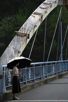雨の橋に立つ傘の女性 女性,傘,橋の写真素材