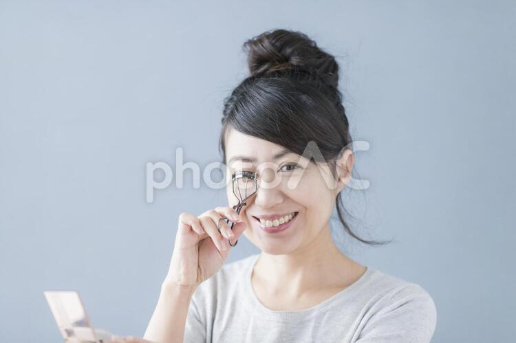 メイクを楽しむ女性 女性,人物,メイクアップの写真素材