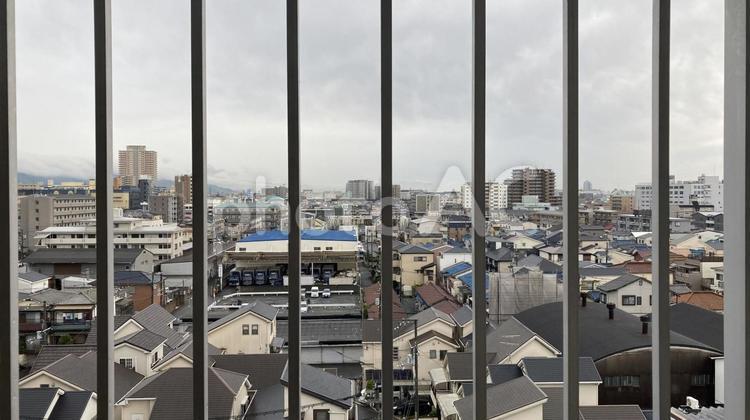 ベランダの手すり越しに外を眺める 手すり,ベランダ,くもり空の写真素材