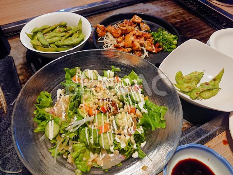 海鮮サラダと鉄板焼き 居酒屋,食卓,食事の写真素材