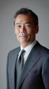 自信に満ちた表情の50代男性ビジネスマン 自信に満ちた表情の50代男性ビジネスマンの写真