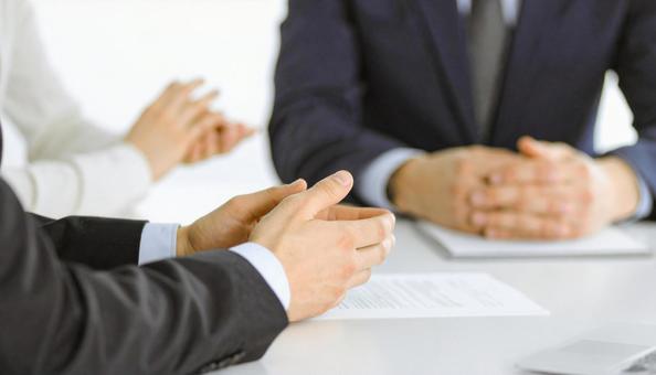 身振り手振りで意見を発表するビジネスマン 身振り手振りで意見を発表するビジネスマンの写真