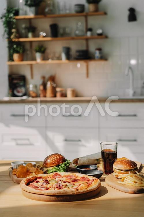 キッチンのハンバーガーとピザと後ろの棚 ハンバーガー,ピザ,ナチョスの写真素材