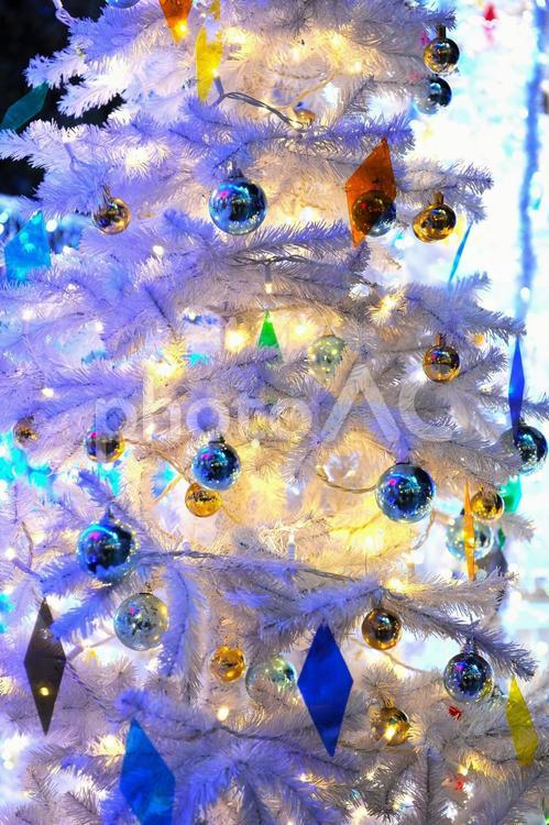 ホワイトクリスマスツリー ホワイトクリスマスツリー,デコレーション,クリスマスイルミネーションの写真素材