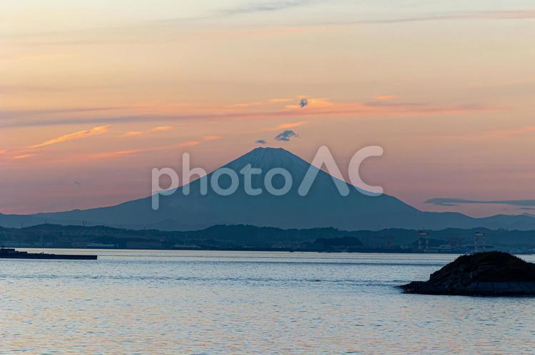 東京湾から見る富士山の夕景 夕暮れ,夕景,富士山の写真素材