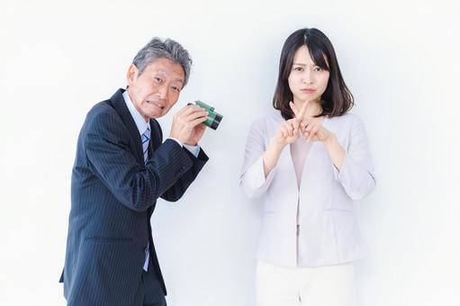 ハラスメントに困る女性社員 ハラスメントに困る女性社員 コピースペース,部下,禁止の写真素材