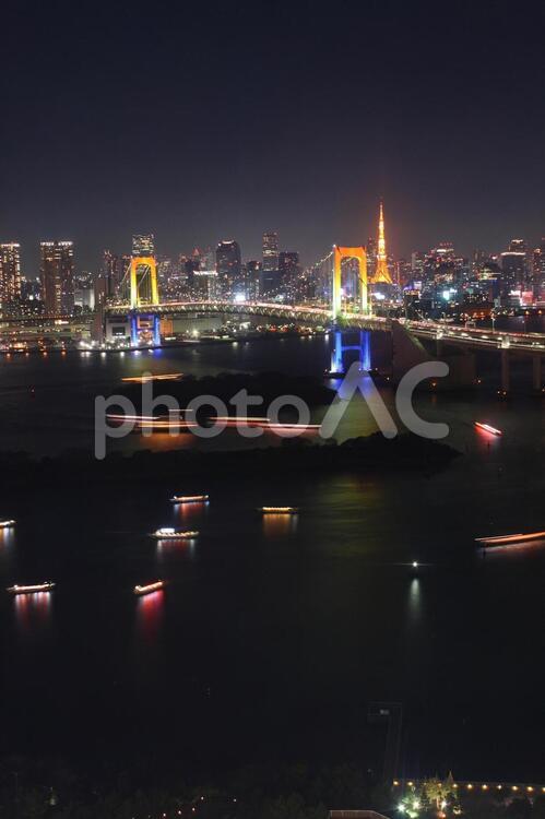 東京・お台場の夜景（レインボーブリッジ、東京タワー） お台場,夜景,レインボーブリッジの写真素材