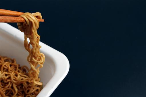 カップ焼きそばの麺を箸で持つ カップ焼きそば,麺,箸の写真素材